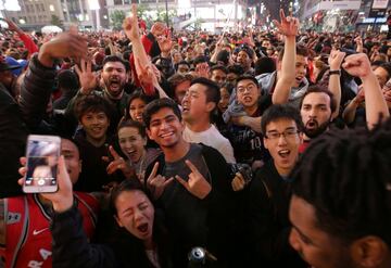 Los seguidores de Toronto Raptors salieron a las calles de la capital de la provincia de Ontario para celebrar por todo lo alto la consecución del anillo de la NBA tras derrotar en las finales a Golden State Warriors. 