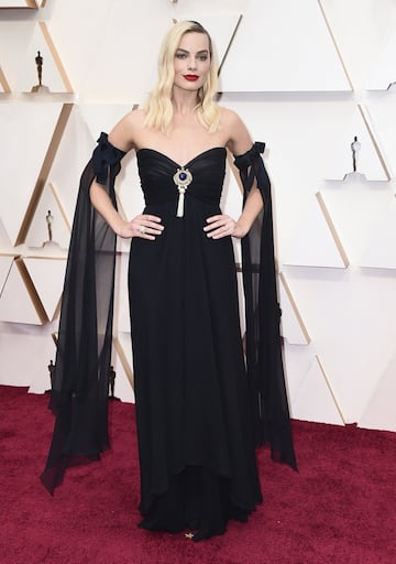 La actriz Margot Robbie, nomindada al Oscar a la mejor actriz de reparto por 'El Escándalo', lució un vestido de seda negro con un aplique de gemas en el escote.