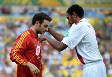 Juan Mata recibe un collar de Heimano Bourebare, un presente de los jugadores de Tahití que han recibido todos los jugadores de la selección.