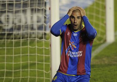 Aranda llegó al Levante como delantero experimentado, aportando goles y presencia física en el área. Aunque su estancia fue corta, solo la temporada 2011/12, cumplió con su rol y ayudó al equipo en momentos importantes. Su carácter competitivo y estilo directo encajaron bien en el esquema del equipo.