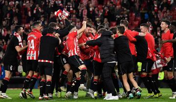 Los jugdores del Athletic Club celebran la victoria y el pase a la final de la Copa del Rey.