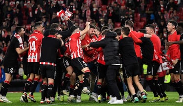 Los jugdores del Athletic Club celebran la victoria y el pase a la final de la Copa del Rey.