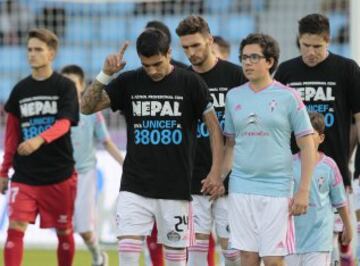 Jugadores con camisetas en apoyo a las victimas de Nepal 