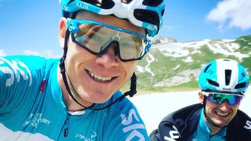 Chris Froome rueda junto a Wout Poels durante el reconocimiento de la undécima etapa del Tour de Francia 2018 con llegada a La Rosiere.