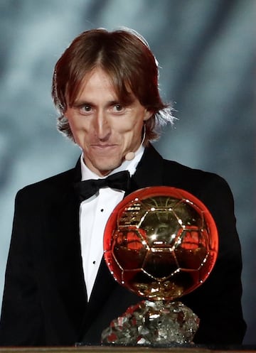 Luka posando con el Balón de Oro tras arrebatárselo a Cristiano Ronaldo y Antoine Griezmann. 