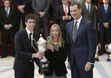 El piloto de Moto2 Álex Márquez y la regatista Aina Colom tras recibir de manos del rey Felipe el Premio Princesa Leonor, que reconoce a los deportistas menores de 18 años más destacados durante el año por su progresión deportiva, durante la ceremonia de entrega de los Premios Nacionales del Deporte 2014.