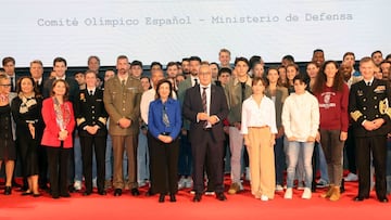 Margarita Robles y Alejandro Blanco en el centro de la imagen en el ADO.