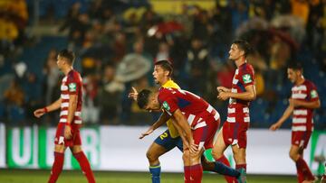 Los jugadores del Granada, con caras de tristeza tras encajar el 1-0 en Las Palmas.