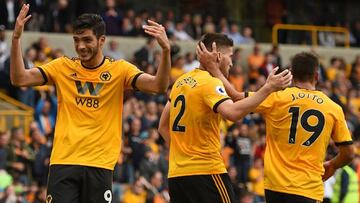 Raúl Jiménez festeja con sus compañeros del Wolverhampton