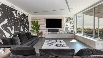 Situada en Hollywood Hills West, la casa tiene 4.500 m2 y cuenta con hasta 5 dormitorios.