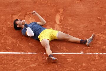 Alcaraz celebra su primer t¨ªtulo en Roland Garros.