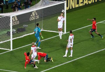 Romain Saiss despej¨® un cabezazo de Isco.e Isco.