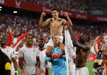 Casi 900 partidos a sus espaldas vistiendo la camiseta del Sevilla es toda una institución en el club hispalense. Es uno de los mejores laterales derechos españoles y, tras cuatro temporadas en el Manchester City, volvió al equipo de su vida y es su capitán. Gudelj porta el brazalete cuando Navas no juega.