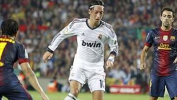 Özil ha resistido el asalto de Modric y Kaká