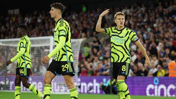 Arsenal's Norwegian midfielder #08 Martin Odegaard (R) celebrates scoring his team's first goal during the English Premier League football match between Crystal Palace and Arsenal at Selhurst Park in south London on August 21, 2023. (Photo by Adrian DENNIS / AFP) / RESTRICTED TO EDITORIAL USE. No use with unauthorized audio, video, data, fixture lists, club/league logos or 'live' services. Online in-match use limited to 120 images. An additional 40 images may be used in extra time. No video emulation. Social media in-match use limited to 120 images. An additional 40 images may be used in extra time. No use in betting publications, games or single club/league/player publications. /