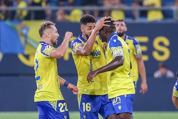 Javier Ontiveros junto a varios de sus compañeros celebrando el gol de Mwepu.