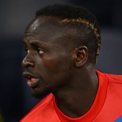 What punishment has Sadio Mané had for punching Bayern Munich teammate?