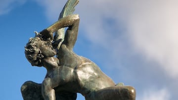 La escultura del ?ngel Ca¨ªdo, una de las m¨¢s transitadas del Parque del Retiro.