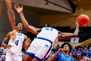 Seton Hall Pirates ganó a Memphis Tigres en la Liga universitaria de Estados Unidos (NCAA) por solo un punto (70-69). Fue un partido apasionante que obligó a los jugadores de ambos equipos dejárselo todo en la cancha tal y como demostró con este lanzamiento imposible el escolta de los Piratas Femi Odukale (21 años y 1,95 m).