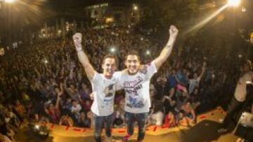 Pol Espargaró y su hermano Aleix, festejan con sus vecino de Granollers.