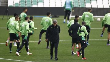 Pellegrini, con sus jugadores. 