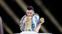 Leo Messi y el resto de jugadores argentinos celebran con la Copa del Mundo.