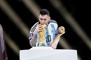 Leo Messi y el resto de jugadores argentinos celebran con la Copa del Mundo.