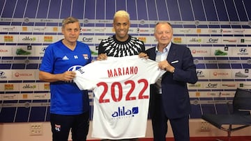 Mariano, con su nueva camiseta tras dejar el Real Madrid.