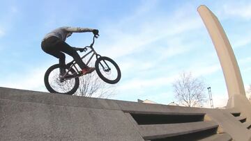 El piloto de MTB Street Trial Ben Travis de Wheelie por la calles de Londres (Reino Unido).