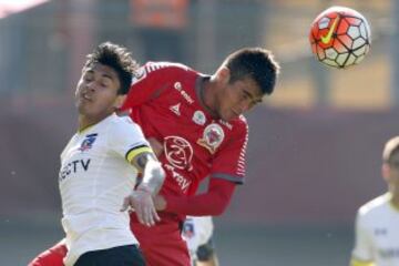 Futbol, Nublense vs Colo Colo.
Copa Chile 2016.
El jugador de Nublense Jose Torres, centro, disputa el balon con Claudio Baeza de Colo Colo durante el partido de Copa Chile en el estadio Nelson Oyarzun de Chillan, Chile.
09/07/2016
Andres Pina/Photosport**************