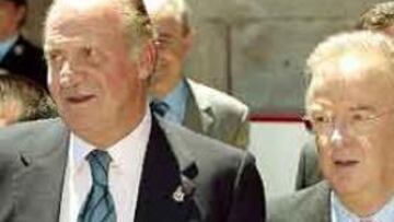 El rey Juan Carlos preside el partido en Oporto