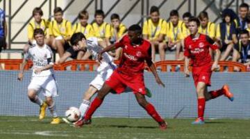 Real Madrid-Sevilla. Theo Zidane con el bal¨®n ante el jugador del Sevilla.