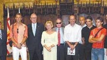 <b>PRESENTACIÓN DE LUJO. </b>Parte de la plantilla perica estuvo ayer por la mañana en el ayuntamiento de Barcelona, en la presentación del Ciutat de Barcelona. José Luis Morlanes, consejero delegado del club, y Claudio Biern, vicepresidente, bromearon con Imma Mayol, teniente alcalde.
