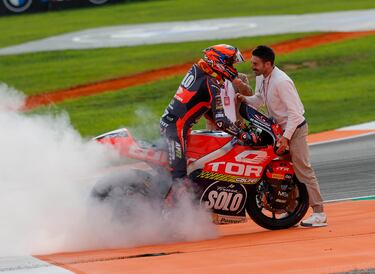 Ivan Ortolá celebra su tercera posición en Cheste. El piloto valenciano celebró en casa una tercera posición que le llevó al podio del GP de su comunidad.