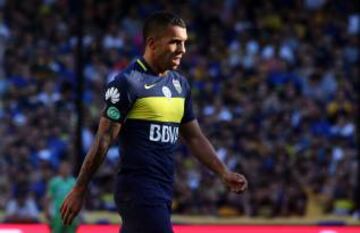 El argentino, ídolo de Boca Juniors, podría pasar al Shanghái Chenua, uno de los grandes de China. El nuevo DT del equipo, Gustavo Poyet, tiene en la mira al Apache, al que le ofrecieron 40 millones de euros al año. Medios argentinos dicen que el delantero está entre esta oferta o el retiro definitivo de las canchas.