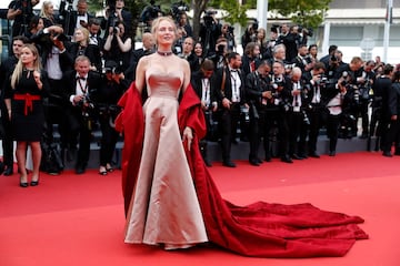 Uma Thurman posa para los fotógrafos a su llegada a la ceremonia de apertura del 76º festival internacional de cine de Cannes.