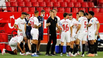 Lopetegui da instrucciones.