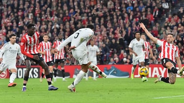 1-1. Kylian Mbappé dispara desde el borde del área, Julen Agirrezabala despeja pero el balón se queda muerto dentro del área y el centrocampista inglés aparece para anotar con la derecha.