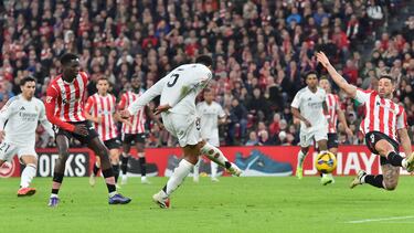 1-1. Kylian Mbappé dispara desde el borde del área, Julen Agirrezabala despeja pero el balón se queda muerto dentro del área y el centrocampista inglés aparece para anotar con la derecha.