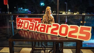 Un Touraeg junto al logo del Dakar 2025.