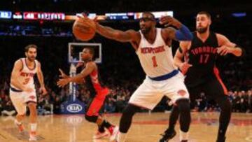 Stoudemire intenta controlar el balón ante Valanciunas.