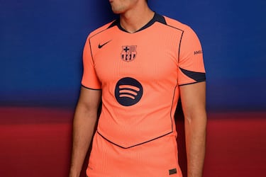 La camiseta es un modelo que rescata la esencia de la gama de productos deportivos Total90 que la marca Nike popularizó a principios de los 2000 y que se caracterizaban por sus diseños rompedores y sus excelentes cualidades técnicas.