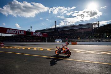 Marc Márquez saliendo de boxes para realizar la ronda calificatoria del Gran Premio de Japón.