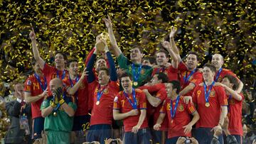Los jugadores de la seleccion española, con la Copa del Mundo en 2010.