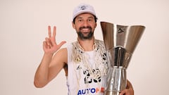 Los jugadores del Real Madrid, posando con el trofeo de la Euroliga