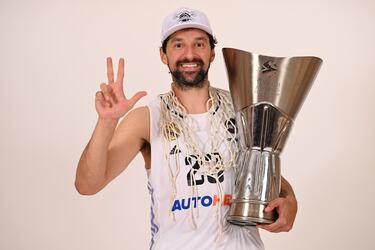Sergio Llull, posando con el trofeo de la Euroliga.