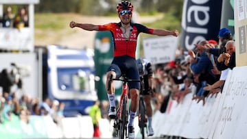 Pidcock celebra su victoria en la cima de Malhao.