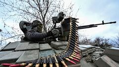 FILE PHOTO: A Ukrainian serviceman checks a machine gun of a tank after loading an ammunition during a military training near a frontline, amid Russia's attack on Ukraine, in Zaporizhzhia Region, Ukraine March 29, 2023. REUTERS/Stringer/File Photo