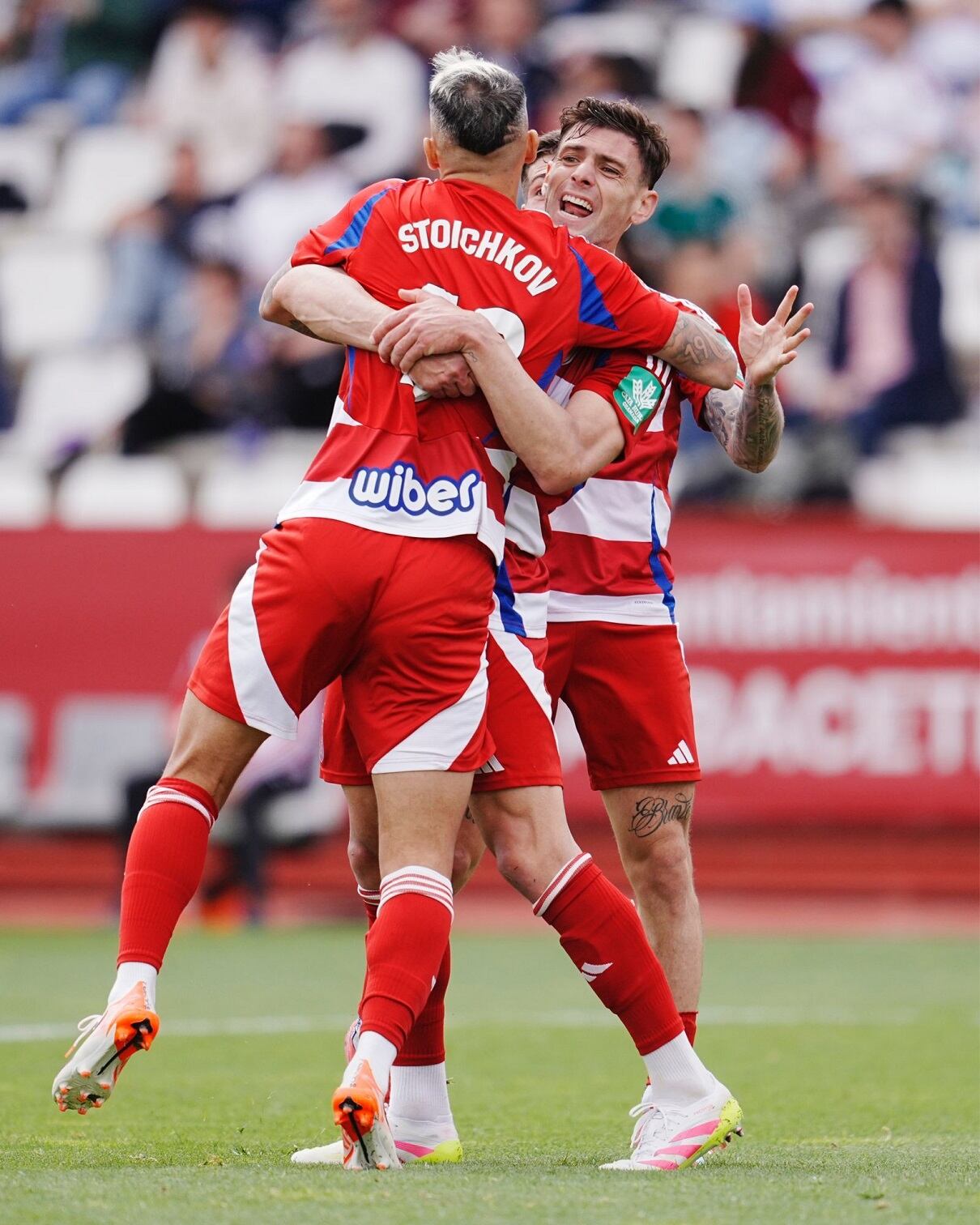 Lucas Boyé se abraza con Stoichkov.