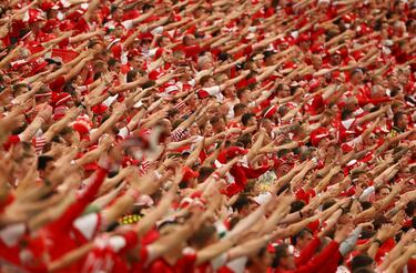 Seguidores daneses animan a su selección en el duelo frente a la selección inglesa.